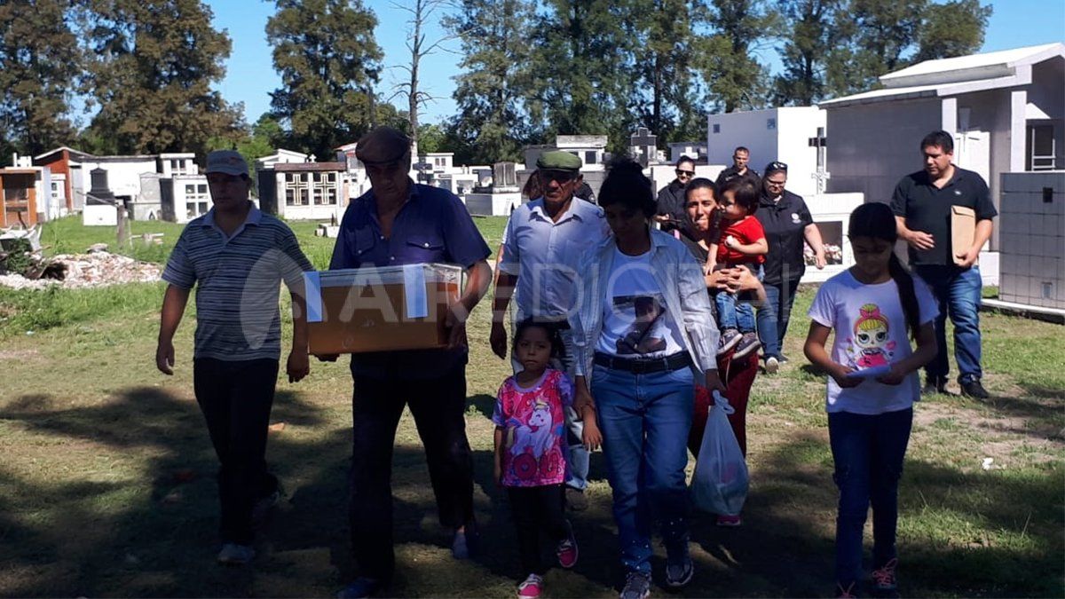 La familia de Rosalía traslada los restos de la joven en una pequeña urna para darle sepultura en el cementerio comunal de Fortín Olmos