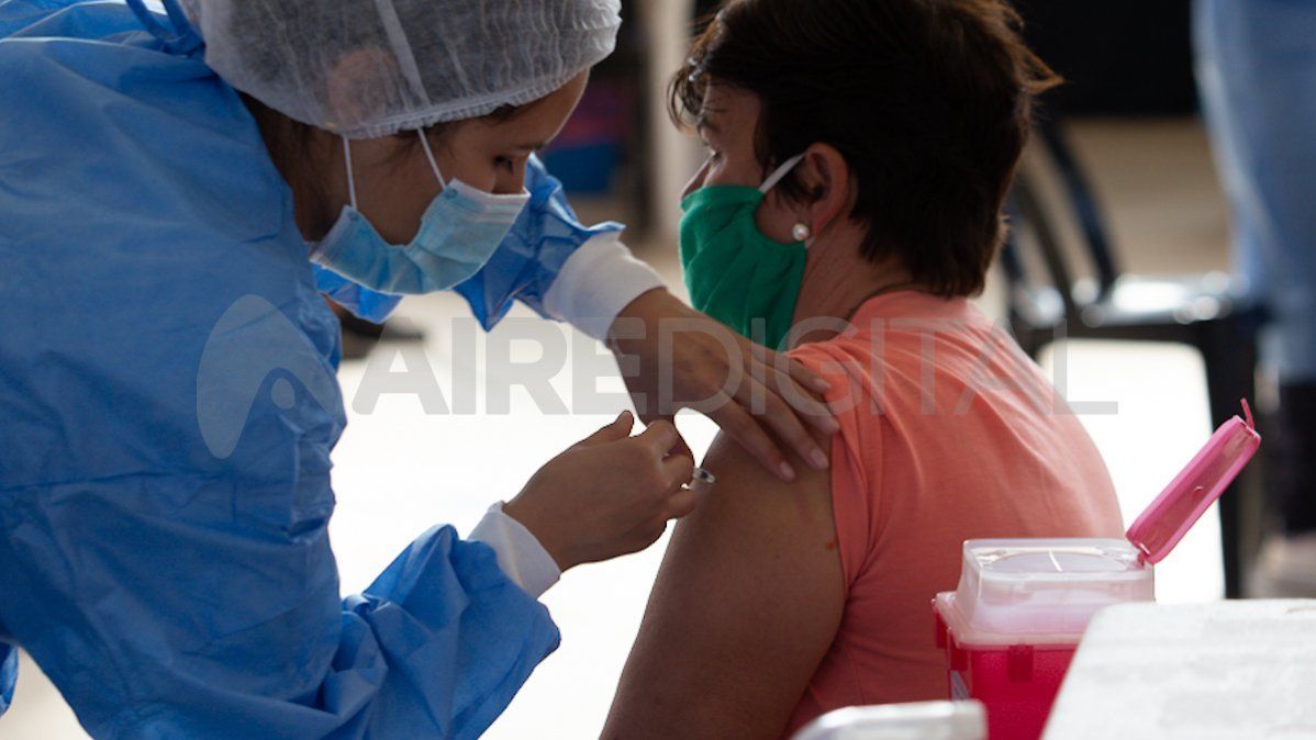 Según el especialista, la tercera dosis de la vacuna contra el coronavirus será necesaria recién un año después de la primera inoculación, salvo algunos casos específicos.