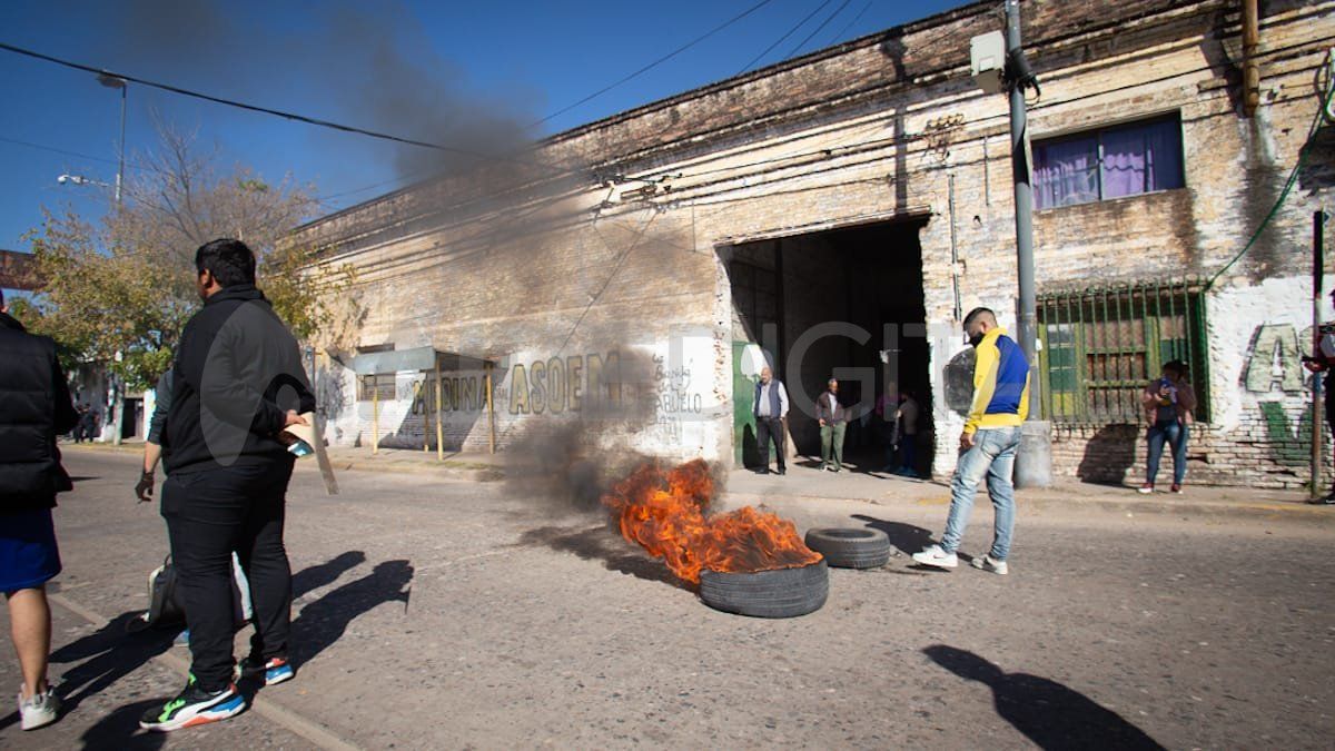 La protesta comenzó unos minutos después de las 11 de la mañana. Durante los últimos cuatro días, se retuvieron casi 100 motos.