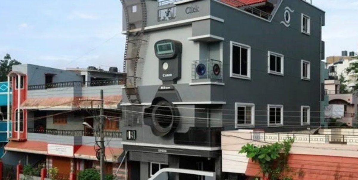 Un fotógrafo de la India construyó una casa en forma de cámara fotográfica.