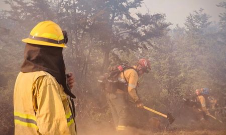 Se presta colaboración en las tareas que se realizan en la Patagonia argentina para control y mitigación del fuego. Se presta colaboración en las tareas que se realizan en la Patagonia argentina para control y mitigación del fuego.