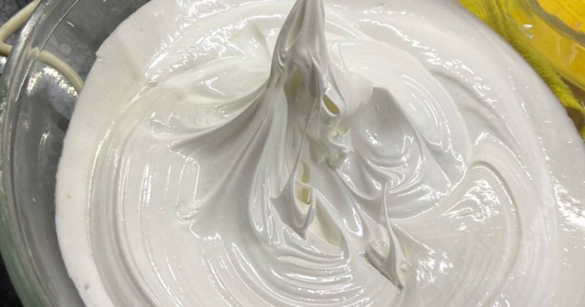 Tal y como explicó Damián Betular, el merengue suizo debe sentirse suave al tacto y sin granitos de azúcar.