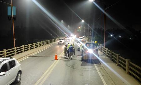 Vialidad Nacional finalizó este jueves por la madrugada la primera parte de las tareas en la junta y apoyo deteriorado debido a una grieta del Puente Carretero. Vialidad Nacional finalizó este jueves por la madrugada la primera parte de las tareas en la junta y apoyo deteriorado debido a una grieta del Puente Carretero.