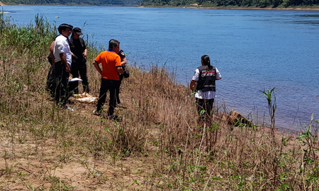 Misiones: desesperada búsqueda de dos hermanos menores que fueron tirados al río Paraná por su mamá. Misiones: desesperada búsqueda de dos hermanos menores que fueron tirados al río Paraná por su mamá.