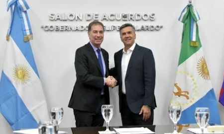 Diego Santilli, ministro del Interior, se reunió este lunes en Chaco con el gobernador Leandro Zdero. Diego Santilli, ministro del Interior, se reunió este lunes en Chaco con el gobernador Leandro Zdero.