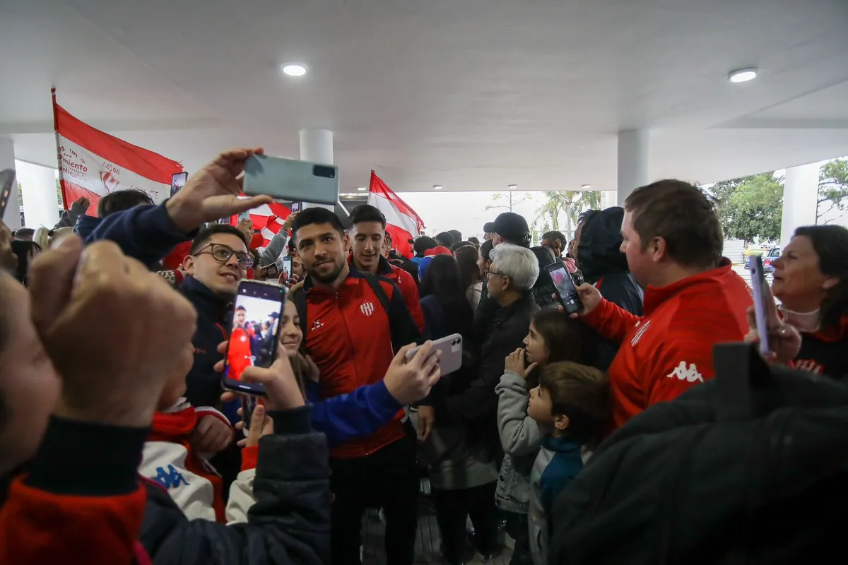 Hinchas de Unión despidieron al plantel en el aeropuerto. Foto: Prensa club Unión.