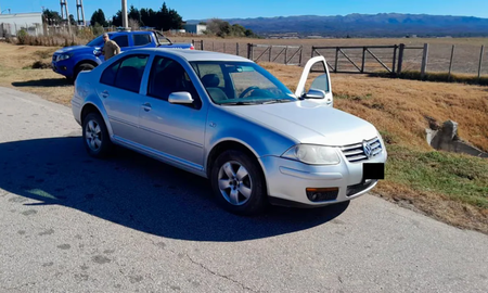 Un ladrón que robó un auto en Córdoba murió tras una persecución. En un forcejeo le sacó el arma a una policía y la principal hipótesis es que se suicidó. Un ladrón que robó un auto en Córdoba murió tras una persecución. En un forcejeo le sacó el arma a una policía y la principal hipótesis es que se suicidó.