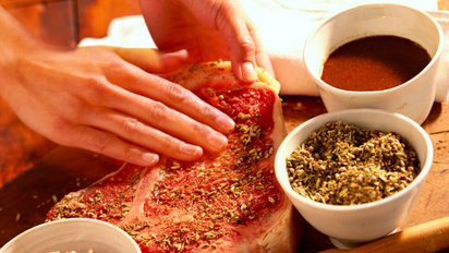Ni manteca ni aceite: el truco para que el asado a la parrilla nunca salga duro