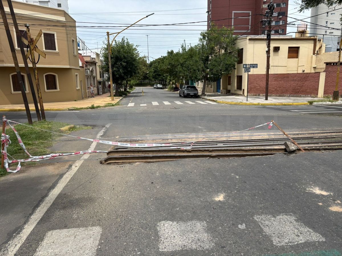 La mitad de la calzada está obstruida por el mal estado de las vías. La mitad de la calzada está obstruida por el mal estado de las vías.