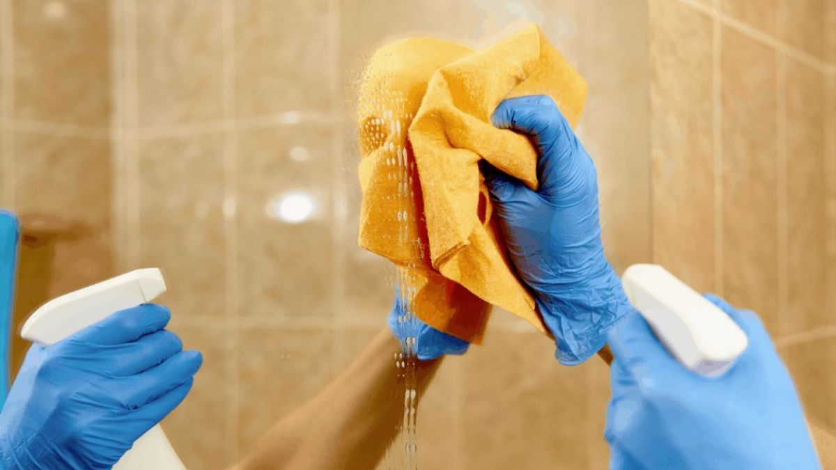 Los espejos son elementos centrales que reflejan la luz y amplían visualmente los espacios. Los espejos son elementos centrales que reflejan la luz y amplían visualmente los espacios.