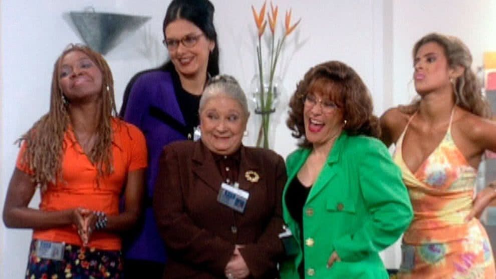 Inesita junto al "cuartel de las feas".