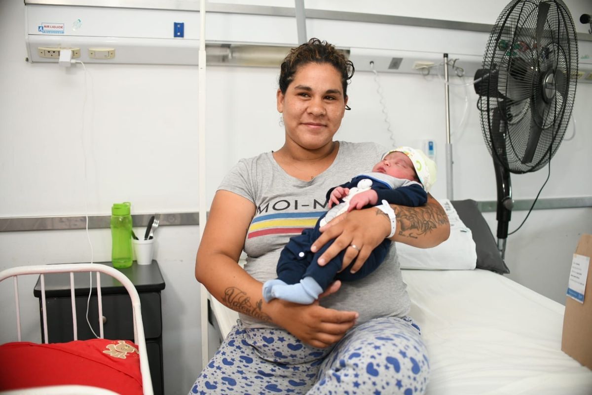 Teo, el primer beb&eacute; nacido en Rosario en 2024 junto a Brisa, su mam&aacute;.