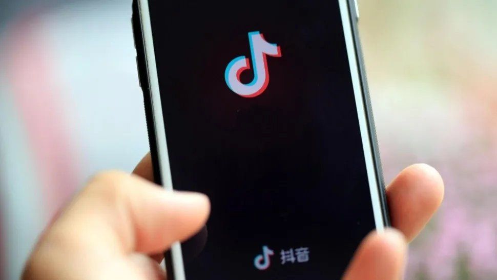 La madre quiere que todos los padres vigilen más a los chicos durante el uso de redes sociales.