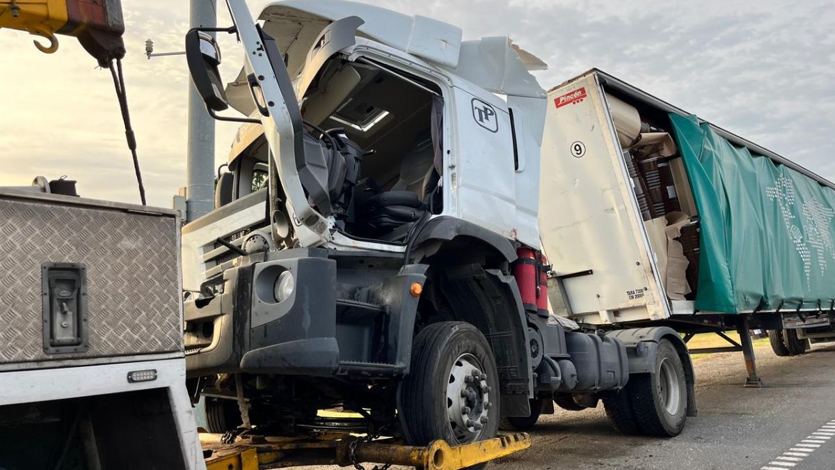 Los equipos de rescate trabajaron para liberar al conductor atrapado en la cabina.