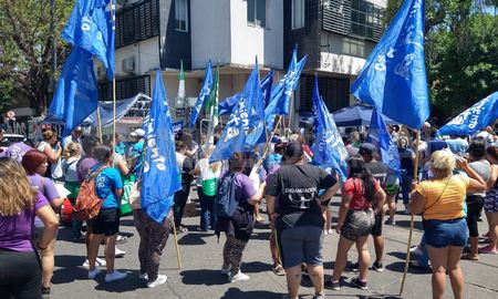 Frente al edificio de la Fiscalía, la Red Nacional de Hijos desplegó una manifestación en apoyo a Schujman. Frente al edificio de la Fiscalía, la Red Nacional de Hijos desplegó una manifestación en apoyo a Schujman.