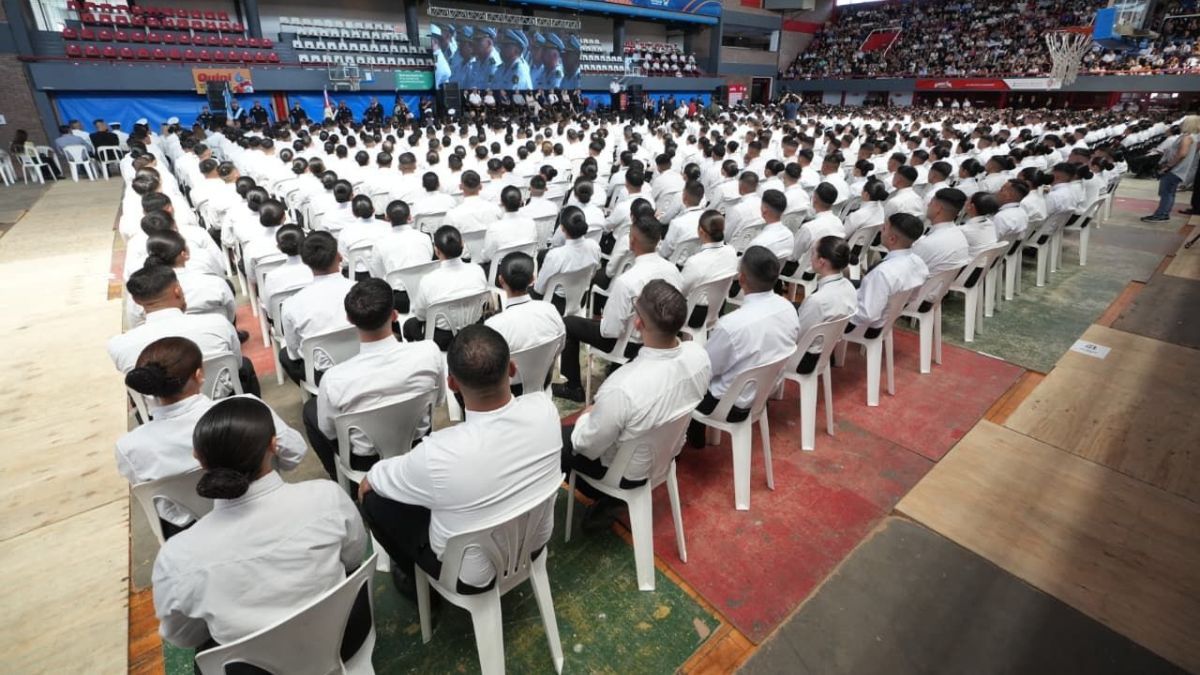 Son 420 mujeres y 397 varones. Las autoridades destacaron el objetivo de consolidar una fuerza policial cada vez más profesionalizada.