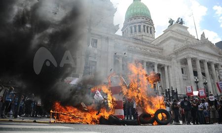 En rechazo al acuerdo con el Fondo Monetario Internacional, un grupo de manifestantes protagonizó esta tarde incidentes frente al Congreso de la Nación. En rechazo al acuerdo con el Fondo Monetario Internacional, un grupo de manifestantes protagonizó esta tarde incidentes frente al Congreso de la Nación.