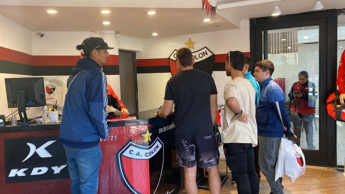Furor en Colón por la venta de camisetas de temporadas pasadas