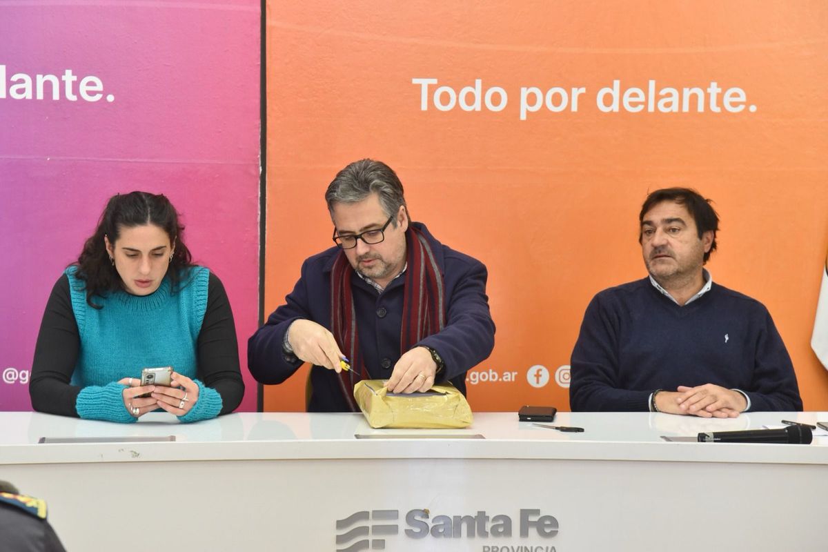 El ministro de Justicia y Seguridad, Pablo Cococcioni, abrió los sobres. El ministro de Justicia y Seguridad, Pablo Cococcioni, abrió los sobres.