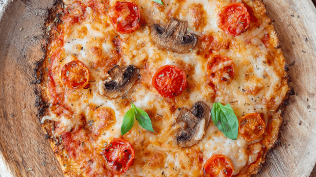 Una base crujiente y saludable: la pizza de coliflor sin harina es la opción perfecta para quienes buscan una alternativa baja en carbohidratos.