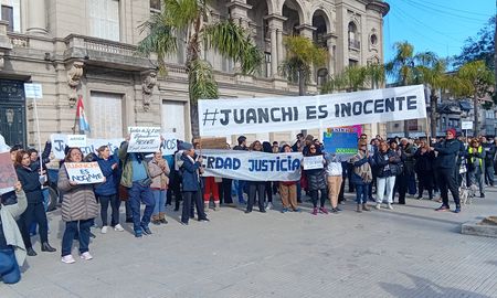 Alrededor de 100 personas se reunieron en Plaza de Mayo para manifestarse en apoyo a Juan Trigatti, el docente que fue condenado por abuso sexual infantil por un Tribunal de la Cámara de Apelaciones en lo Penal de Santa Fe Alrededor de 100 personas se reunieron en Plaza de Mayo para manifestarse en apoyo a Juan Trigatti, el docente que fue condenado por abuso sexual infantil por un Tribunal de la Cámara de Apelaciones en lo Penal de Santa Fe