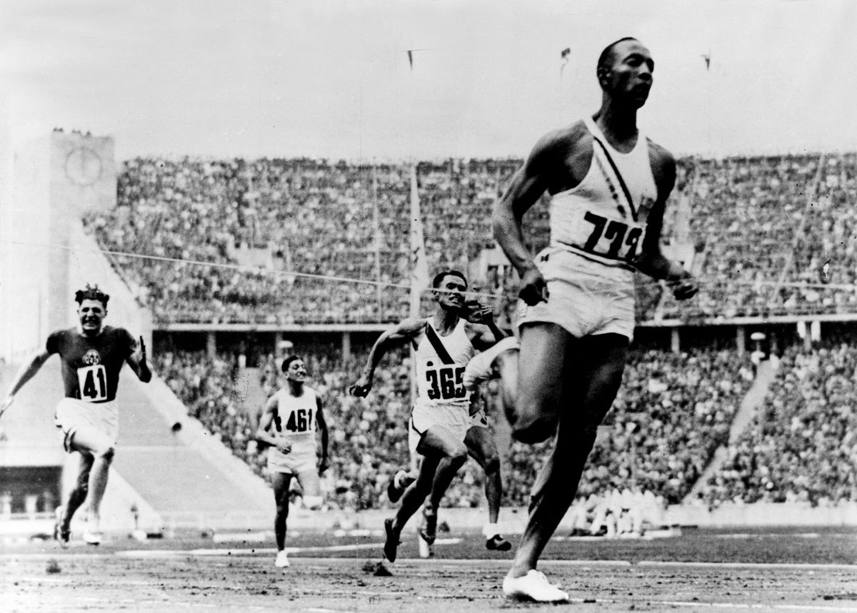 En los de Berlín 1936, Jesse Owens fue el primer atleta de su país –y afroamericano– que ganó cuatro oros en un mismo Juego Olímpico, una extraordinaria actuación que recién sería igualada en 1984 por otro moreno, Carl Lewis, en los de Los Angeles.