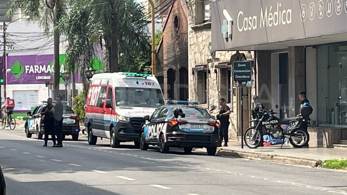 Personal policial y de emergencias en el lugar donde una persona falleció. Personal policial y de emergencias en el lugar donde una persona falleció.