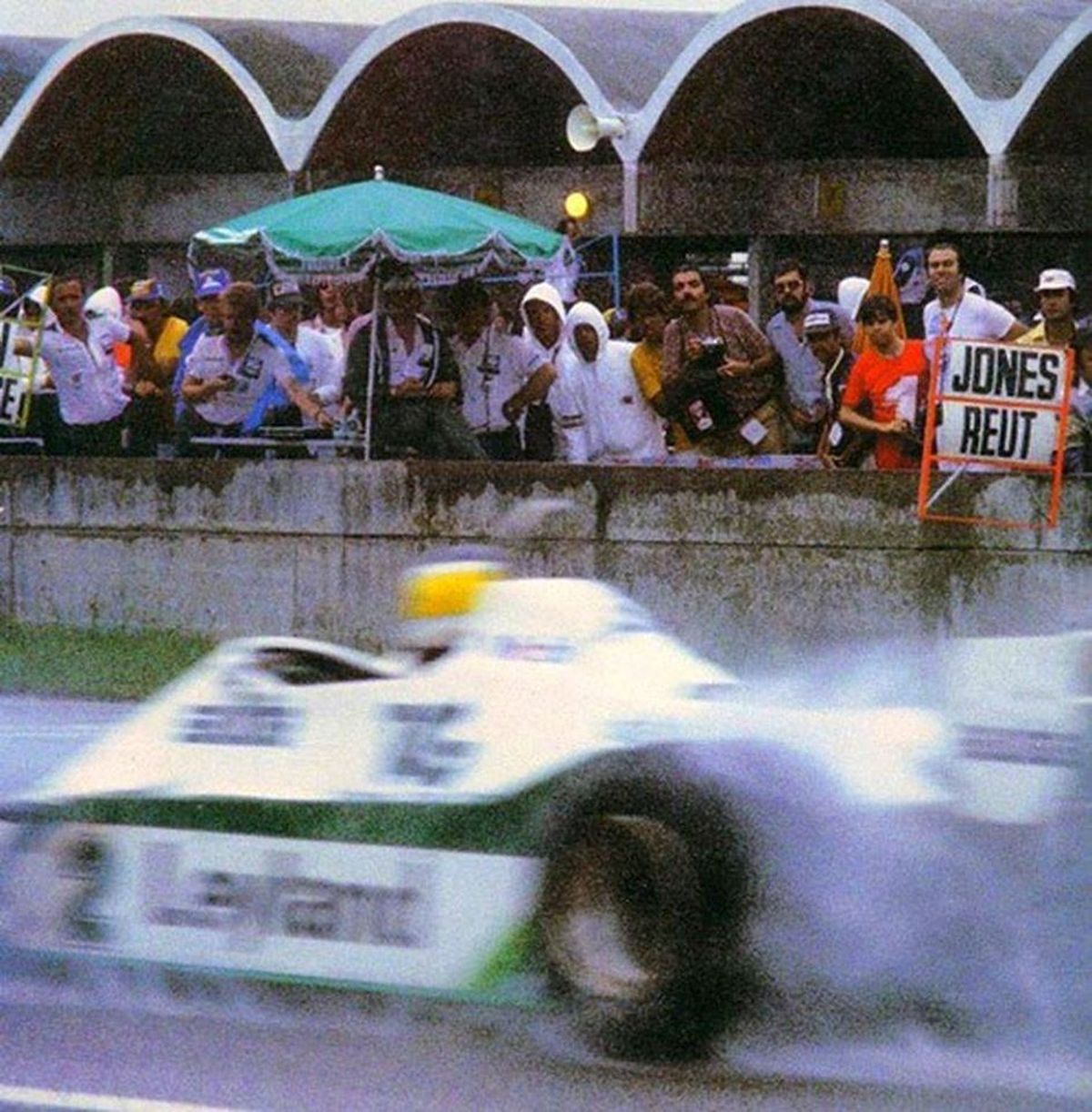 La victoria en el GP de Brasil 1981 –bajo una lluvia torrencial– es recordada por la famosa e inolvidable desobediencia al cartel “Jones-Reut” (foto) que, estipulado por contrato, le ordenaba cederle el triunfo a su coequiper en Williams, el australiano Alan Jones. “No vi el cartel”, dijo Lole tras la prueba y, por esta conducta, a partir de ahí, sufrió la falta de apoyo –técnico y deportivo– de su equipo. La victoria en el GP de Brasil 1981 –bajo una lluvia torrencial– es recordada por la famosa e inolvidable desobediencia al cartel “Jones-Reut” (foto) que, estipulado por contrato, le ordenaba cederle el triunfo a su coequiper en Williams, el australiano Alan Jones. “No vi el cartel”, dijo Lole tras la prueba y, por esta conducta, a partir de ahí, sufrió la falta de apoyo –técnico y deportivo– de su equipo.