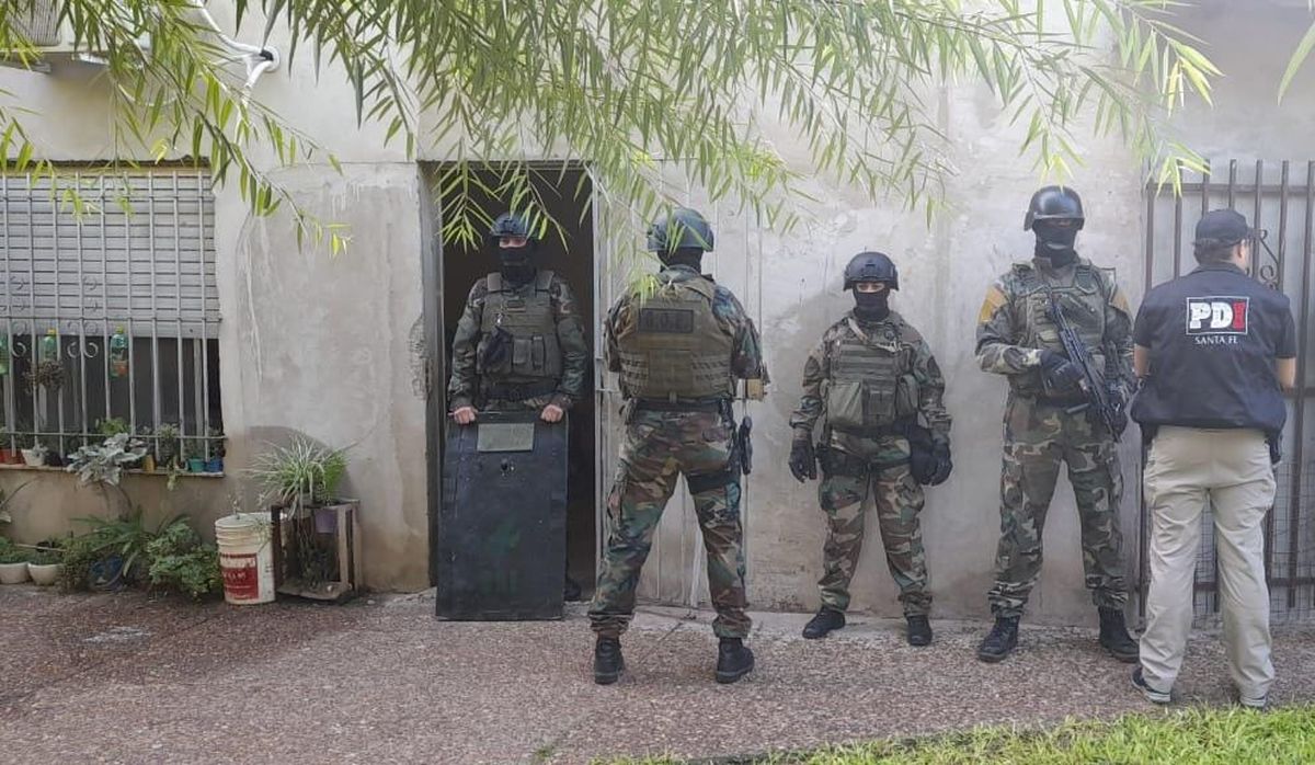 Detectives y grupos de asaltos en uno de los domicilios allanados.&nbsp;