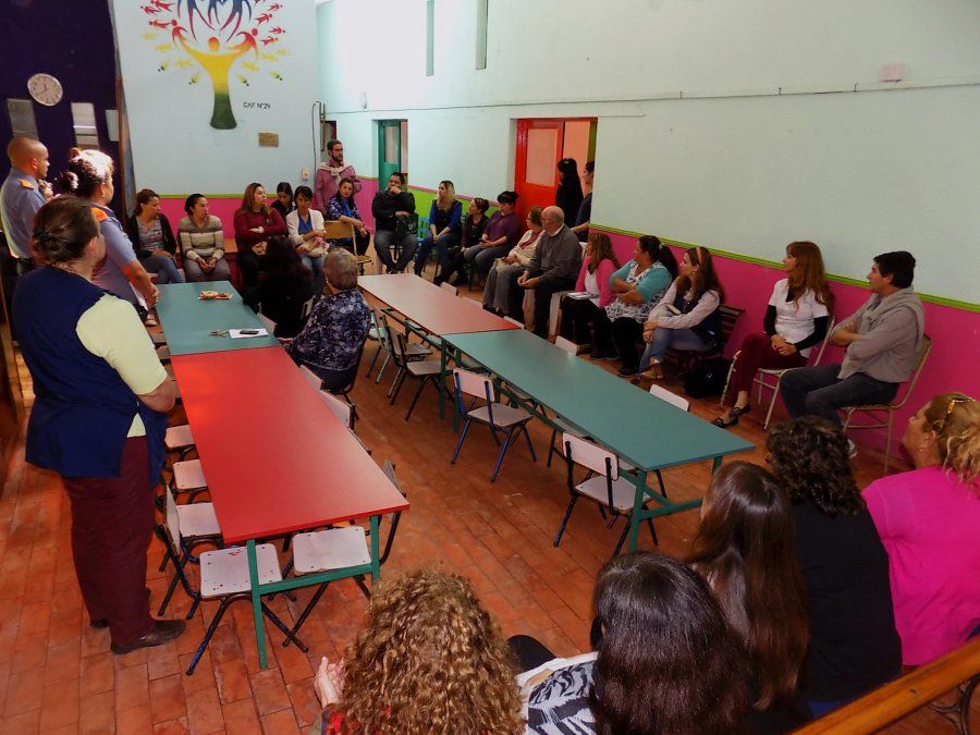 La Policía Comunitaria de Centenario y Las Flores participó de reuniones de trabajo con vecinos e instituciones