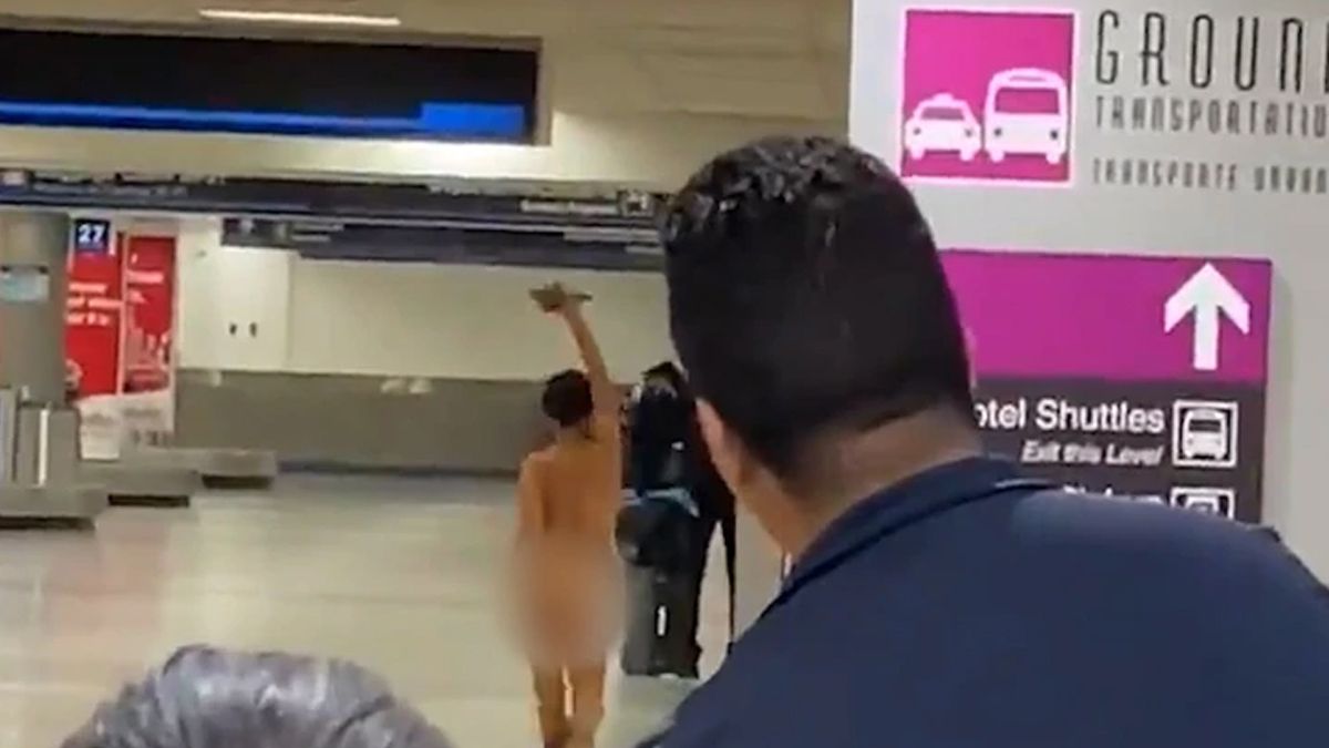 Video: una mujer se desnudó por completo en el aeropuerto de Miami y se subió al techo de un patrullero