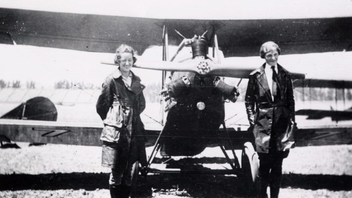 Amelia (derecha) recibió su primera lección de vuelo el 3 de enero de 1921 en el Kinner Field de Long Beach, y se la impartió –en un biplano Curtiss JN-4 Jenny– una pionera de la aeronáutica estadounidense: Mary Anita (Neta) Snook. Amelia (derecha) recibió su primera lección de vuelo el 3 de enero de 1921 en el Kinner Field de Long Beach, y se la impartió –en un biplano Curtiss JN-4 Jenny– una pionera de la aeronáutica estadounidense: Mary Anita (Neta) Snook.