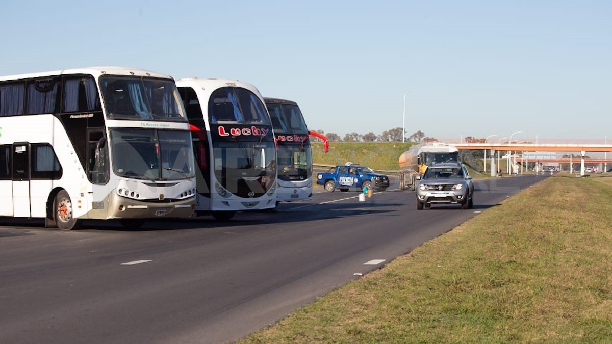 Los transportistas de turismo apostaron sus colectivos a un costado de la autopista, pero todavía no cortaron el tránsito.