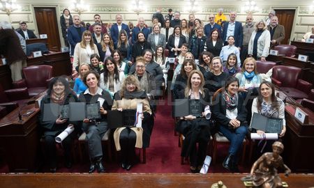 El reconocimiento de los diputados y las diputadas a las periodistas fue por su labor periodística en la lucha por la igualdad de género. El reconocimiento de los diputados y las diputadas a las periodistas fue por su labor periodística en la lucha por la igualdad de género.