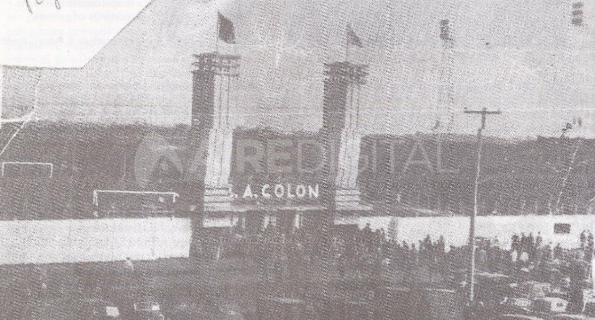 Fachada del Club Atlético Colón en el año 1953. Fachada del Club Atlético Colón en el año 1953.