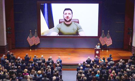 “Los necesitamos, les pido que recuerden Pearl Harbour cuando fueron atacados. Recuerden el 11-S. Pedimos ayuda para poner fin a este terror, dijo Zelenski en el Congreso de Estados Unidos. “Los necesitamos, les pido que recuerden Pearl Harbour cuando fueron atacados. Recuerden el 11-S. Pedimos ayuda para poner fin a este terror, dijo Zelenski en el Congreso de Estados Unidos.