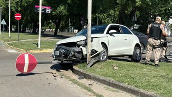 Accidente en Santa Fe: un auto chocó contra una columna en avenida Alem y Marcial Candiotti