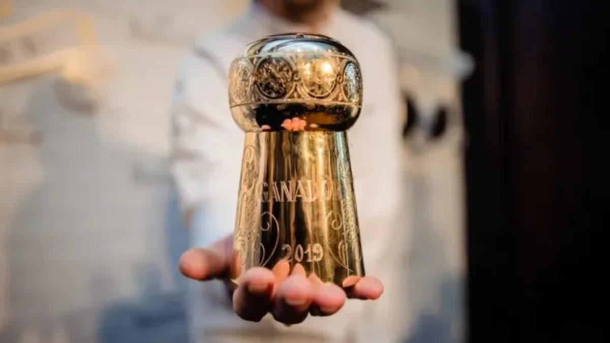 El trofeo de oro y el viaje a Francia que esperan al ganador.