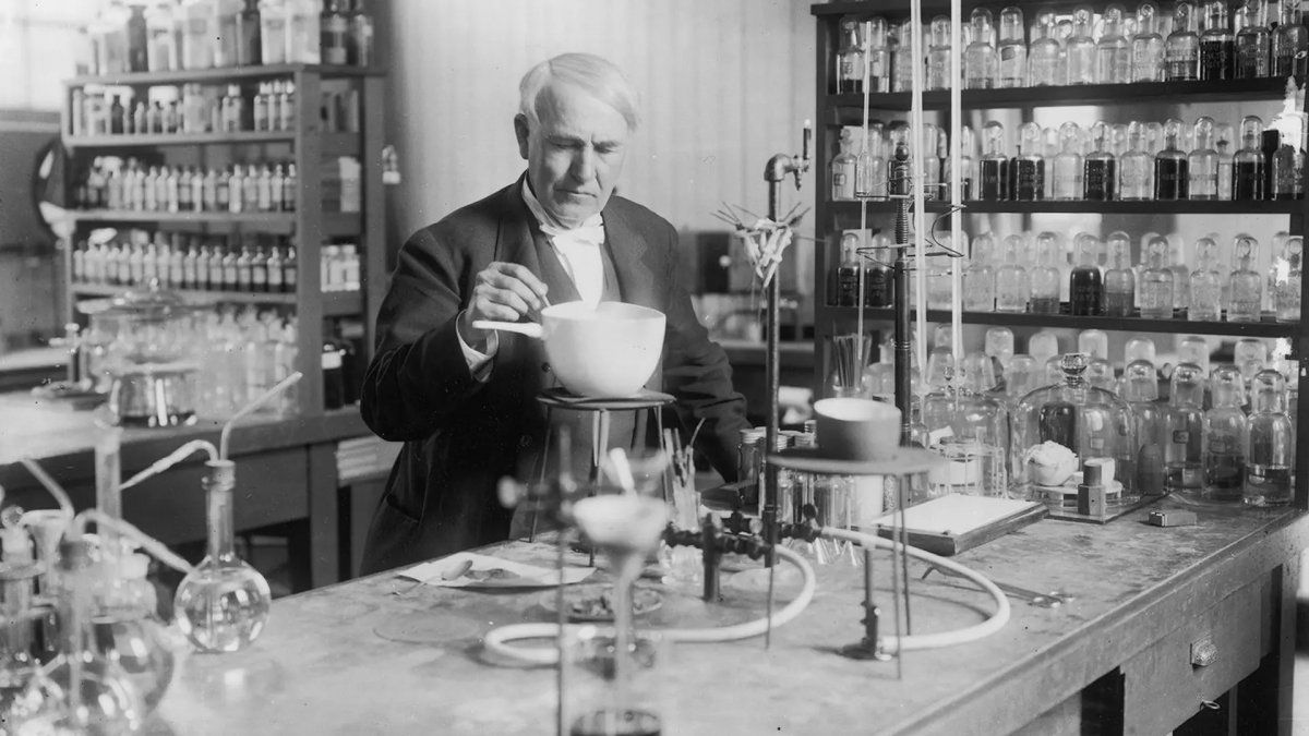 Thomas Alva Edison, inventor y científico estadounidense que desarrolló varios dispositivos que cambiaron la lógica del mundo. Algunos de sus inventos más destacados fueron el fonógrafo, la cámara de cine y la bombilla incandescente.