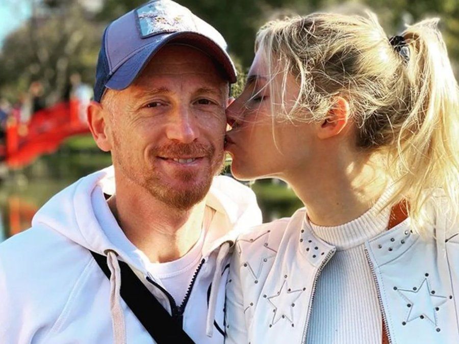 El periodista y la bailarina contaron que hicieron un tratamiento de fertilidad y mostraron cómo le contaron la gran noticia a toda su familia. &nbsp;