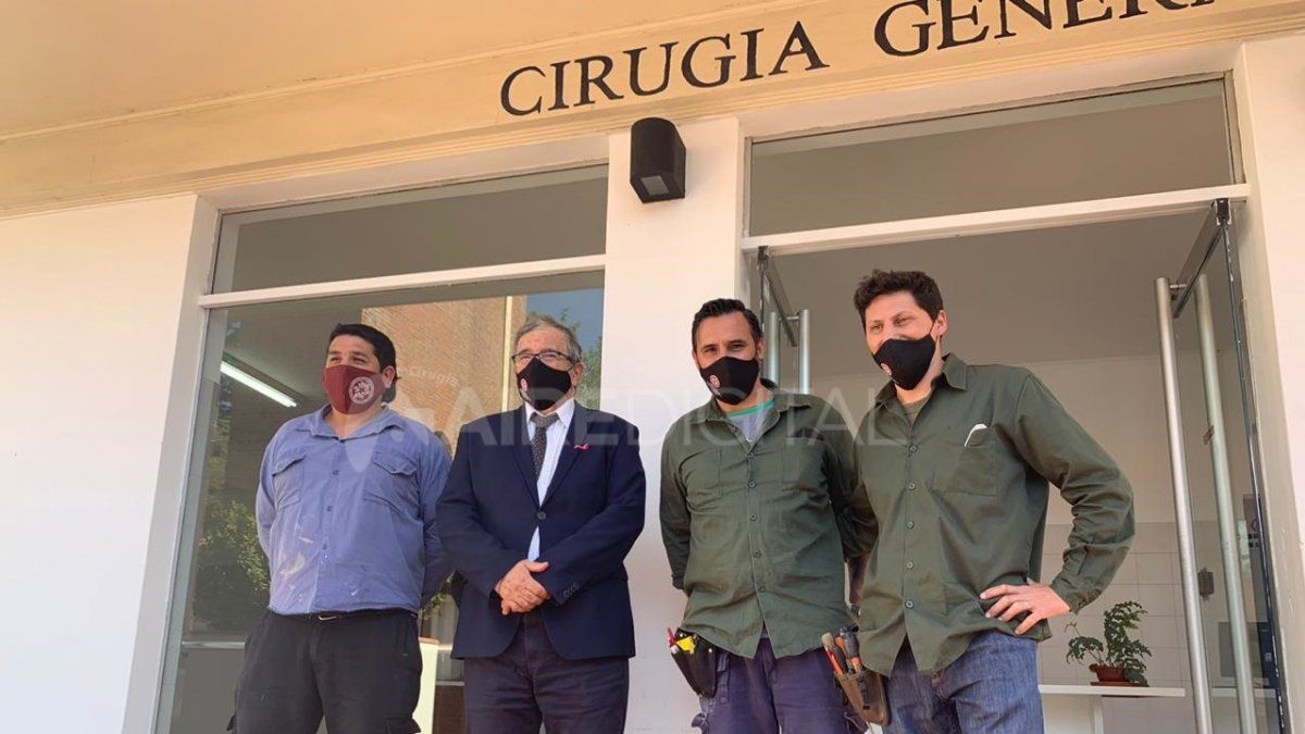 El Dr. Tucho Pierini junto a trabajadores de mantenimiento que hicieron posible la obra.