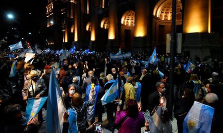 La concentración comenzó pasadas las 19 frente a la sede judicial ubicada en Talcahuano al 500, en el centro porteño. La concentración comenzó pasadas las 19 frente a la sede judicial ubicada en Talcahuano al 500, en el centro porteño.