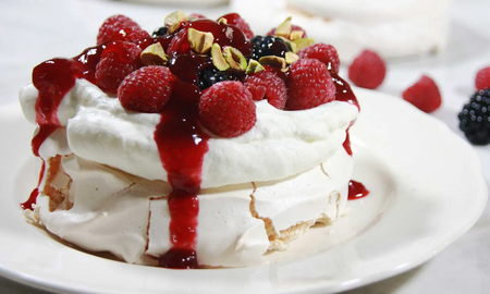 Es un merengue crujiente por fuera y cremoso por dentro, cubierto con una variedad de frutas y crema batida. Es un merengue crujiente por fuera y cremoso por dentro, cubierto con una variedad de frutas y crema batida.
