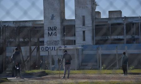 El Ministerio del Interior de Uruguay, destituyó hoy al encargado de los módulos 10 y 11 de la Unidad Penitenciaria N º4, Santiago Vázquez, luego de que fuera encontrado un preso de 28 años desnutrido y torturado por otros reclusos durante 40 días. El Ministerio del Interior de Uruguay, destituyó hoy al encargado de los módulos 10 y 11 de la Unidad Penitenciaria N º4, Santiago Vázquez, luego de que fuera encontrado un preso de 28 años desnutrido y torturado por otros reclusos durante 40 días.