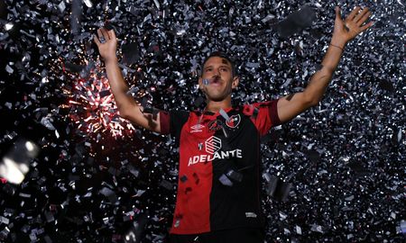 Maxi Rodríguez se despidió como futbolista profesional en el empate 0-0 entre Newells y Banfield, por la fecha 24 del Torneo de la Liga Profesional. Maxi Rodríguez se despidió como futbolista profesional en el empate 0-0 entre Newells y Banfield, por la fecha 24 del Torneo de la Liga Profesional.