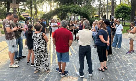 Vecinos de San José del Rincón se concentraron este sábado en la plaza Brigadier López para manifestar su preocupación por reiterados hechos de inseguridad en la zona céntrica Vecinos de San José del Rincón se concentraron este sábado en la plaza Brigadier López para manifestar su preocupación por reiterados hechos de inseguridad en la zona céntrica