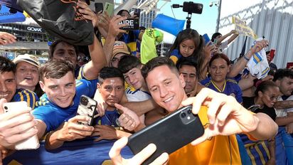 Furor por Boca en Santa Fe: masivo banderazo y fotos con los ídolos xeneizes