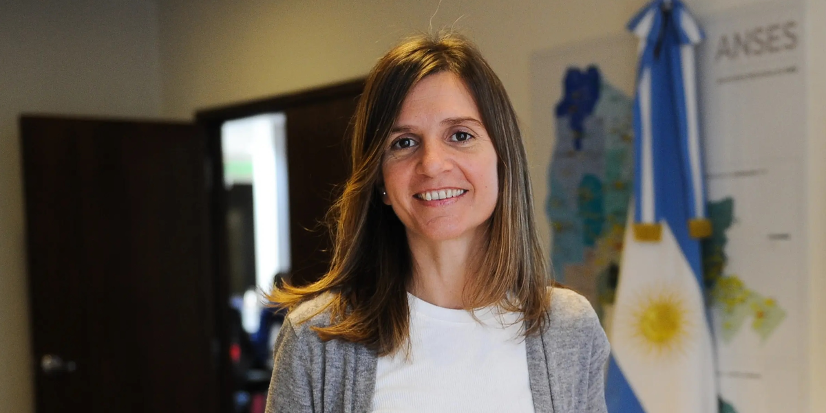 María Fernanda Raverta es una política y dirigente argentina. Actualmente es la Directora Ejecutiva de la Administración Nacional de la Seguridad Social, designada por el presidente Alberto Fernández. Previamente fue ministra de Desarrollo de la Comunidad de provincia de Buenos Aires.