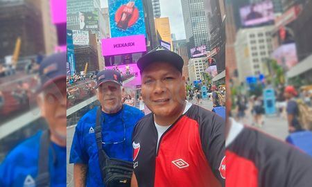 Jorge y Vicente, hinchas de Colón en el Times Square de Nueva York, previo al banderazo en apoyo a la Selección Argentina. Jorge y Vicente, hinchas de Colón en el Times Square de Nueva York, previo al banderazo en apoyo a la Selección Argentina.