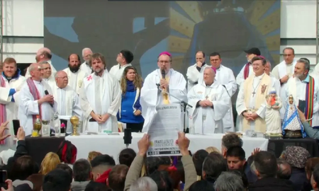 Tras los ataques de Milei al papa Francisco, los curas villeros realizan una misa en desagravio Tras los ataques de Milei al papa Francisco, los curas villeros realizan una misa en desagravio